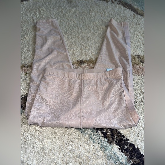 Victoria’s Secret 7/8 High Rise Performance Tight Cheetah Print NWT - Picture 1 of 16